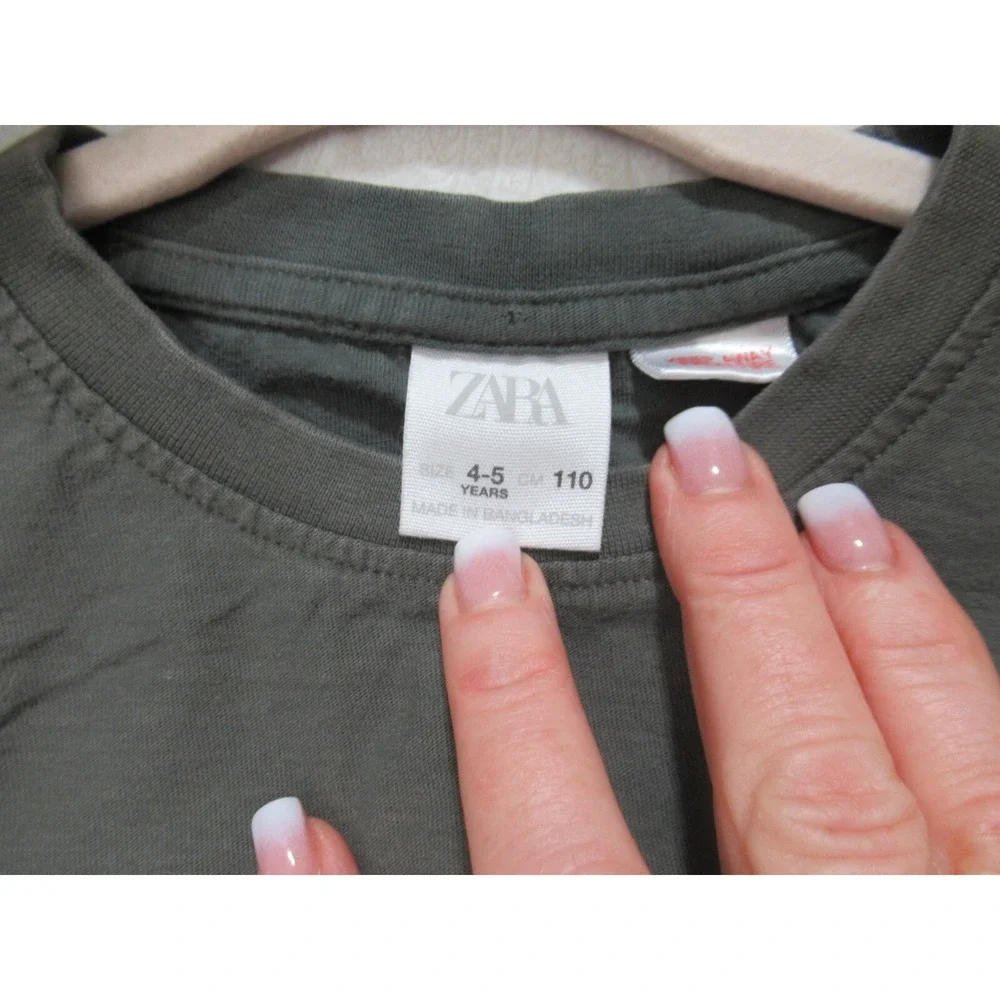 Zara Kids Size 4-5 Gray Short Sleeve T-Shirt With Zebra Print Pocket